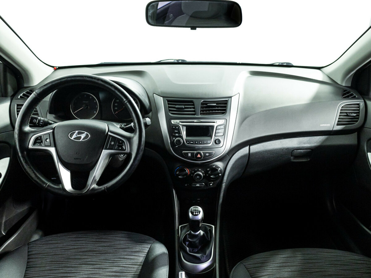 Hyundai Solaris с пробегом — 2015 год. Фото: #11