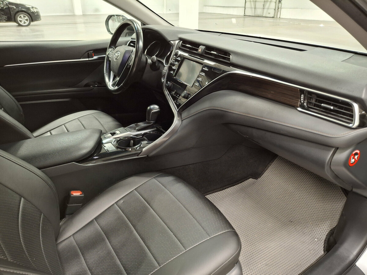 Toyota Camry с пробегом — 2018 год. Фото: #9